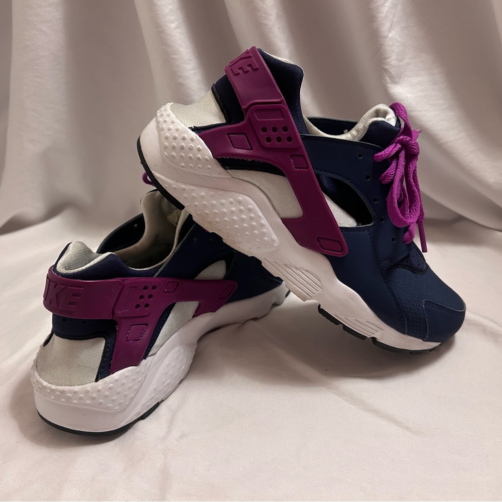 Nike Huarache Run (GS) in Midnight /Hyper Violet Colorway size 6.5Y/8 Women’s